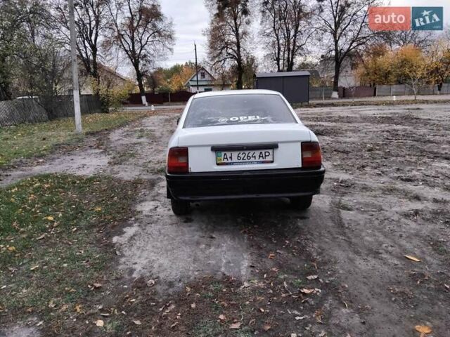 Белый Опель Вектра, объемом двигателя 2 л и пробегом 350 тыс. км за 720 $, фото 2 на Automoto.ua