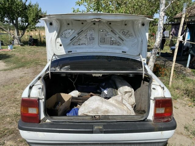 Белый Опель Вектра, объемом двигателя 1.4 л и пробегом 999 тыс. км за 1300 $, фото 4 на Automoto.ua