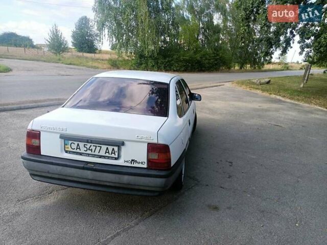 Опель Вектра 1989 в Умани на Automoto.ua Белый Опель Вектра, объемом двигателя 1.6 л и пробегом 300 тыс. км за 1700 $, фото 3 на Automoto.ua