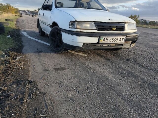 Белый Опель Вектра, объемом двигателя 1.7 л и пробегом 300 тыс. км за 1500 $, фото 1 на Automoto.ua