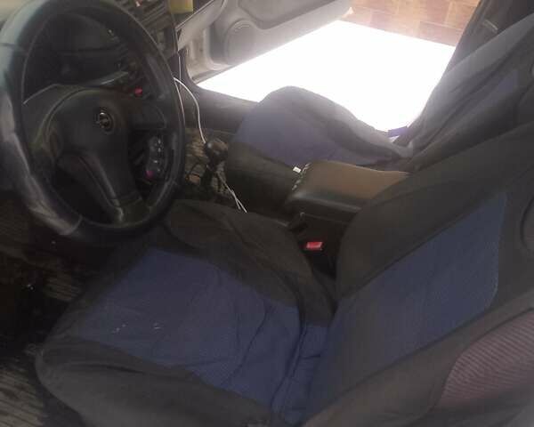 Белый Опель Вектра, объемом двигателя 2 л и пробегом 290 тыс. км за 1400 $, фото 9 на Automoto.ua