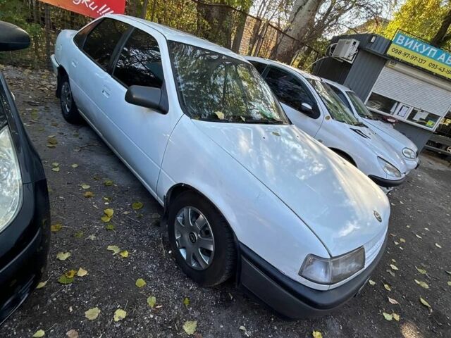 Белый Опель Вектра, объемом двигателя 2 л и пробегом 300 тыс. км за 800 $, фото 3 на Automoto.ua