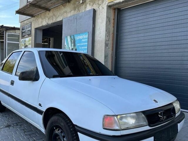 Белый Опель Вектра, объемом двигателя 1.8 л и пробегом 200 тыс. км за 1100 $, фото 2 на Automoto.ua