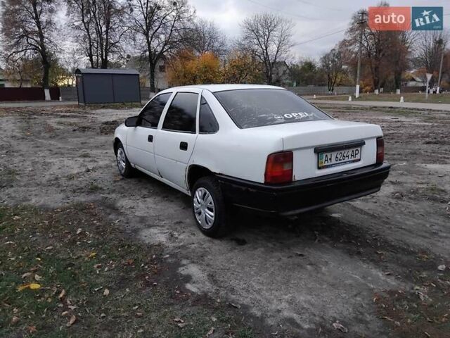 Белый Опель Вектра, объемом двигателя 2 л и пробегом 350 тыс. км за 720 $, фото 4 на Automoto.ua