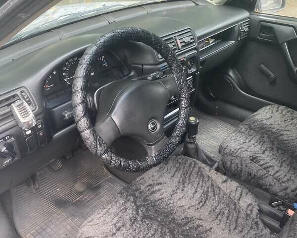 Опель Вектра 1990 в Ровно на Automoto.ua Белый Опель Вектра, объемом двигателя 2 л и пробегом 275 тыс. км за 1450 $, фото 2 на Automoto.ua