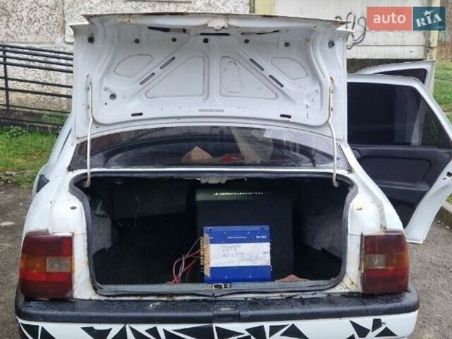 Белый Опель Вектра, объемом двигателя 1.6 л и пробегом 258 тыс. км за 1050 $, фото 6 на Automoto.ua