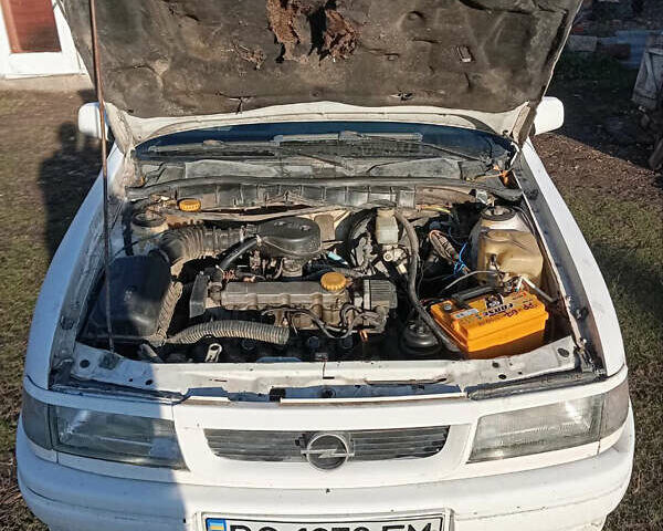 Белый Опель Вектра, объемом двигателя 1.6 л и пробегом 290 тыс. км за 1100 $, фото 7 на Automoto.ua