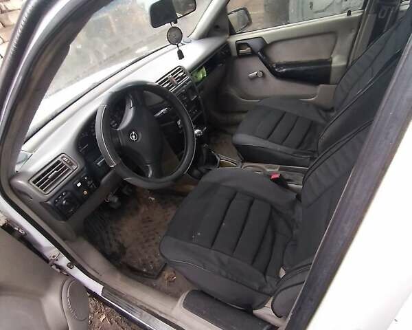 Белый Опель Вектра, объемом двигателя 1.8 л и пробегом 200 тыс. км за 1200 $, фото 5 на Automoto.ua