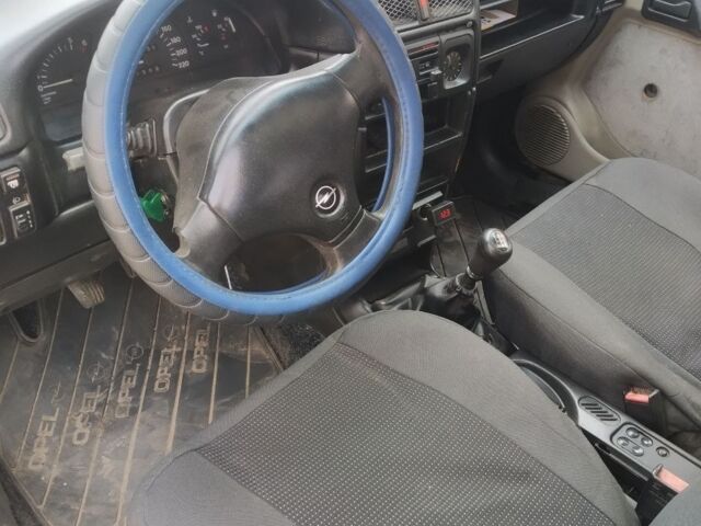 Белый Опель Вектра, объемом двигателя 1.6 л и пробегом 0 тыс. км за 1600 $, фото 3 на Automoto.ua