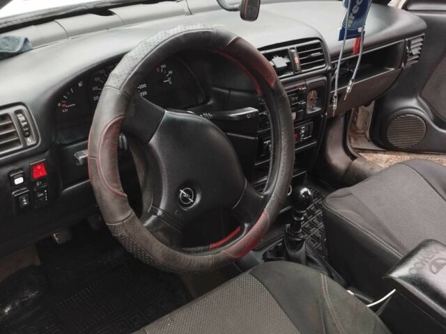 Белый Опель Вектра, объемом двигателя 1.6 л и пробегом 1000 тыс. км за 1300 $, фото 4 на Automoto.ua