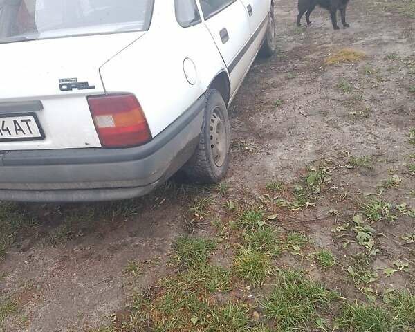 Білий Опель Вектра, об'ємом двигуна 1.6 л та пробігом 1000 тис. км за 1017 $, фото 1 на Automoto.ua