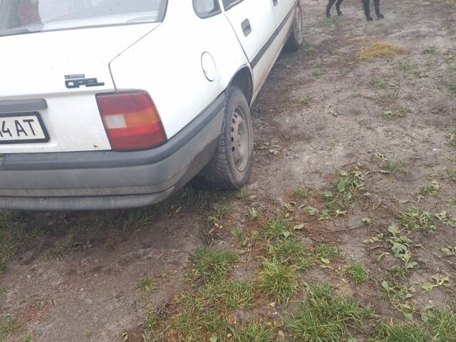 Білий Опель Вектра, об'ємом двигуна 1.6 л та пробігом 1000 тис. км за 1017 $, фото 2 на Automoto.ua