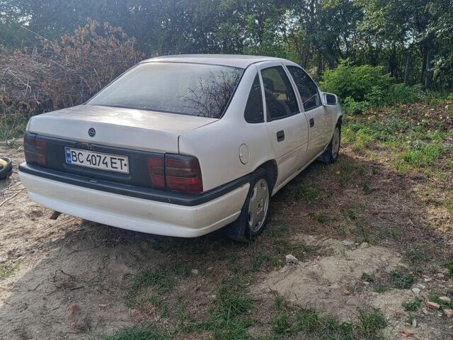 Белый Опель Вектра, объемом двигателя 2 л и пробегом 309 тыс. км за 702 $, фото 6 на Automoto.ua