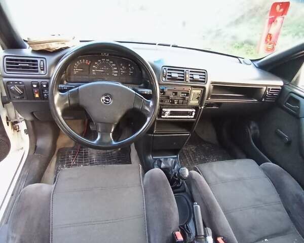 Белый Опель Вектра, объемом двигателя 2 л и пробегом 280 тыс. км за 1450 $, фото 3 на Automoto.ua