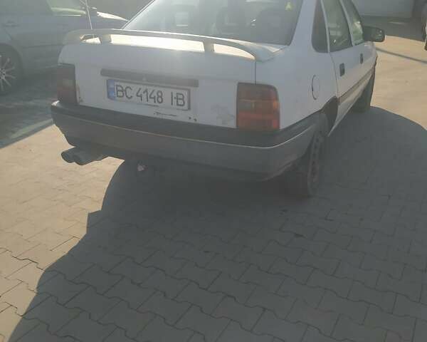 Белый Опель Вектра, объемом двигателя 2.02 л и пробегом 500 тыс. км за 1500 $, фото 1 на Automoto.ua