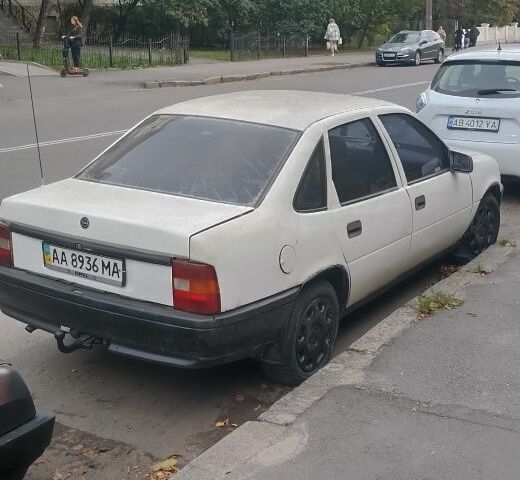 Білий Опель Вектра, об'ємом двигуна 1.6 л та пробігом 443 тис. км за 700 $, фото 5 на Automoto.ua