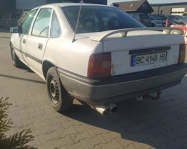 Белый Опель Вектра, объемом двигателя 2.02 л и пробегом 500 тыс. км за 1500 $, фото 3 на Automoto.ua