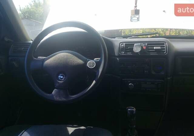 Білий Опель Вектра, об'ємом двигуна 1.6 л та пробігом 300 тис. км за 950 $, фото 12 на Automoto.ua