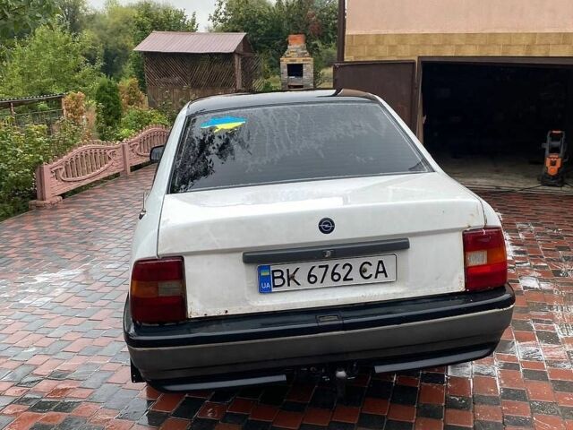 Белый Опель Вектра, объемом двигателя 1.6 л и пробегом 258 тыс. км за 1000 $, фото 4 на Automoto.ua