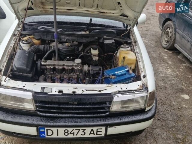 Белый Опель Вектра, объемом двигателя 1.6 л и пробегом 258 тыс. км за 1050 $, фото 9 на Automoto.ua