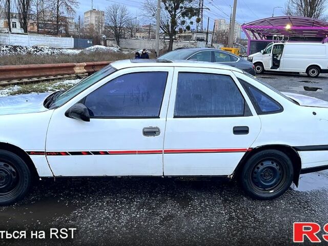 Білий Опель Вектра, об'ємом двигуна 1.6 л та пробігом 250 тис. км за 900 $, фото 5 на Automoto.ua