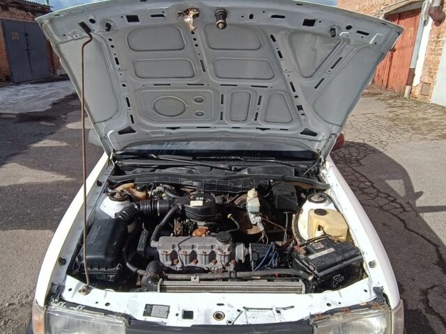 Білий Опель Вектра, об'ємом двигуна 1.6 л та пробігом 230 тис. км за 750 $, фото 12 на Automoto.ua