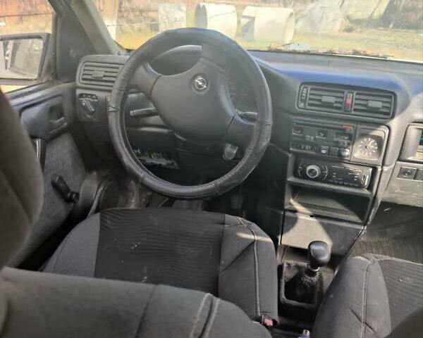 Білий Опель Вектра, об'ємом двигуна 1.7 л та пробігом 260 тис. км за 1000 $, фото 1 на Automoto.ua