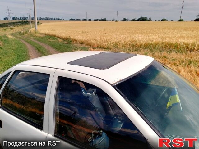 Белый Опель Вектра, объемом двигателя 1.8 л и пробегом 223 тыс. км за 950 $, фото 2 на Automoto.ua