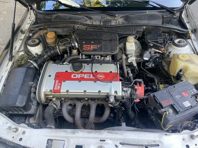 Белый Опель Вектра, объемом двигателя 2 л и пробегом 300 тыс. км за 3000 $, фото 5 на Automoto.ua