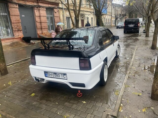 Белый Опель Вектра, объемом двигателя 2 л и пробегом 300 тыс. км за 3000 $, фото 2 на Automoto.ua