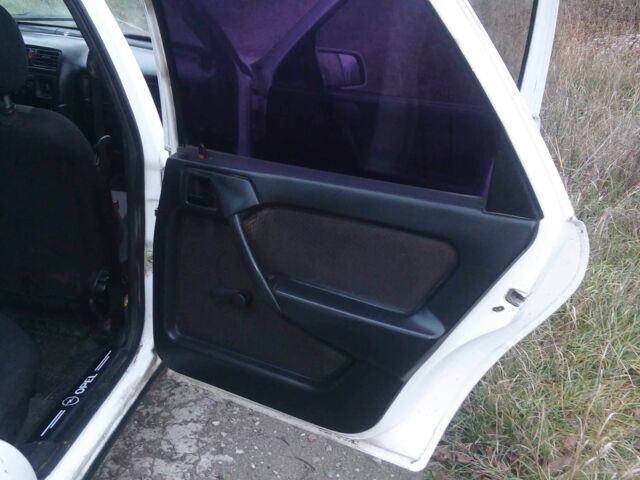 Белый Опель Вектра, объемом двигателя 0 л и пробегом 180 тыс. км за 1300 $, фото 11 на Automoto.ua