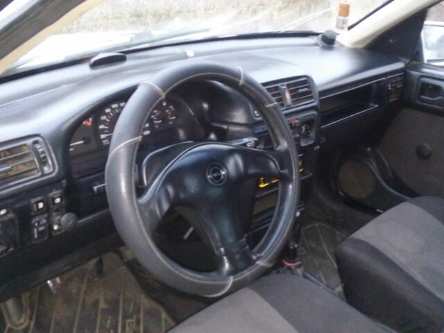 Белый Опель Вектра, объемом двигателя 0 л и пробегом 180 тыс. км за 1300 $, фото 12 на Automoto.ua