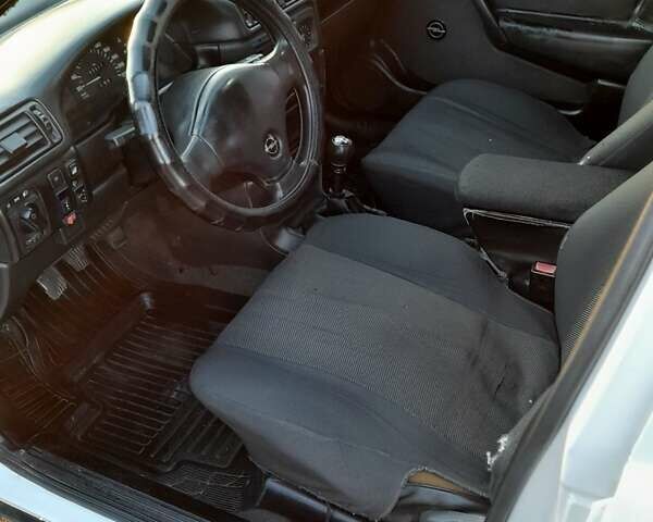 Белый Опель Вектра, объемом двигателя 2 л и пробегом 360 тыс. км за 1400 $, фото 7 на Automoto.ua