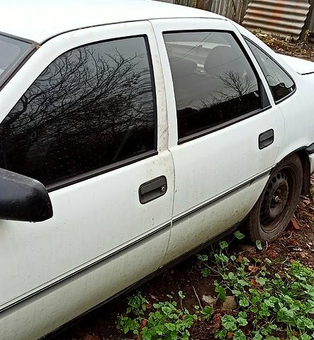 Білий Опель Вектра, об'ємом двигуна 1.7 л та пробігом 300 тис. км за 1180 $, фото 4 на Automoto.ua