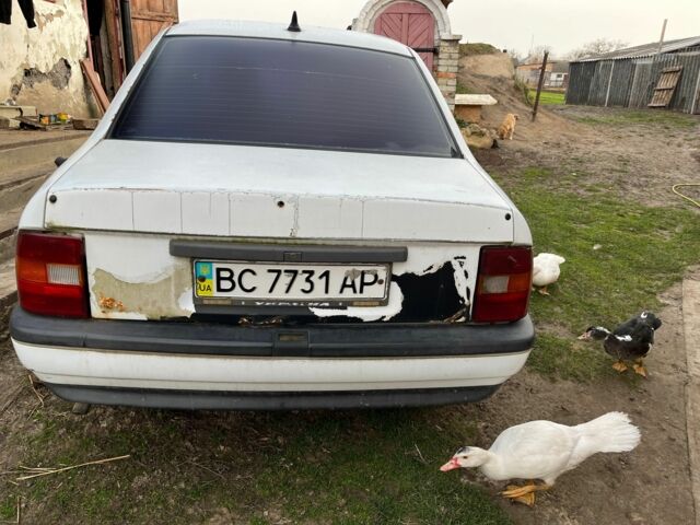 Белый Опель Вектра, объемом двигателя 2 л и пробегом 300 тыс. км за 800 $, фото 2 на Automoto.ua