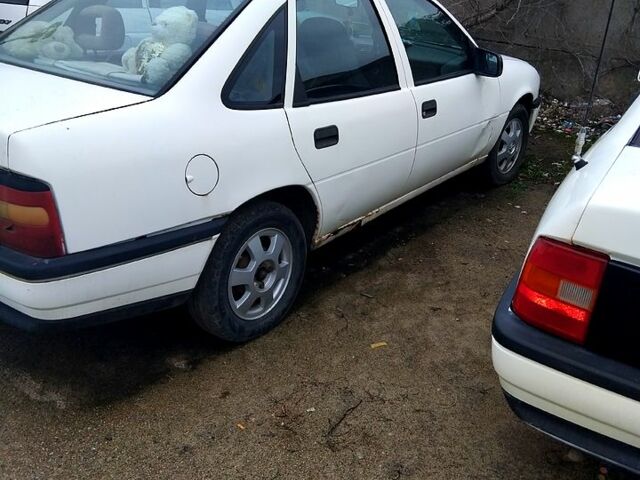 Белый Опель Вектра, объемом двигателя 1.8 л и пробегом 300 тыс. км за 900 $, фото 4 на Automoto.ua