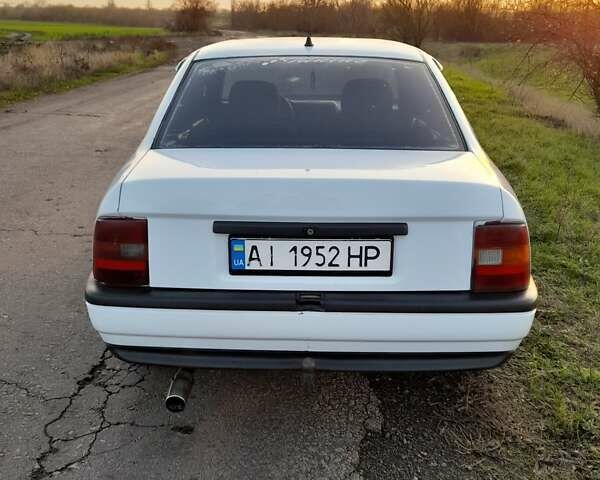 Белый Опель Вектра, объемом двигателя 2 л и пробегом 360 тыс. км за 1400 $, фото 5 на Automoto.ua