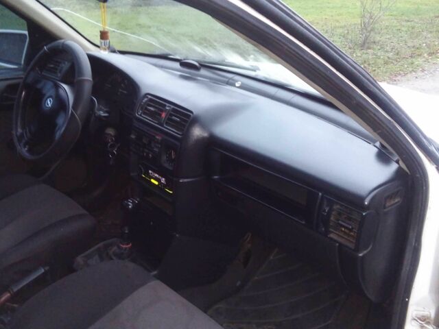 Белый Опель Вектра, объемом двигателя 0 л и пробегом 180 тыс. км за 1300 $, фото 9 на Automoto.ua