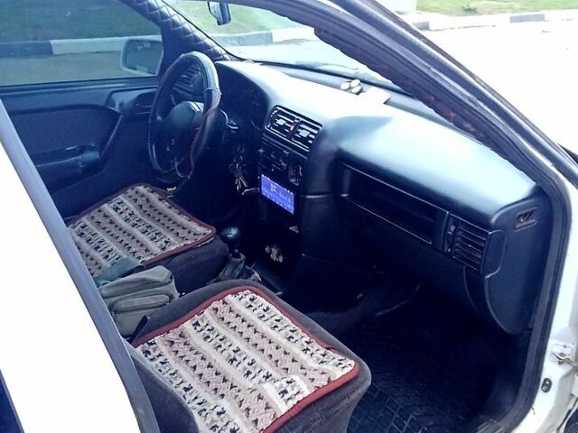 Белый Опель Вектра, объемом двигателя 1.6 л и пробегом 123 тыс. км за 1450 $, фото 6 на Automoto.ua