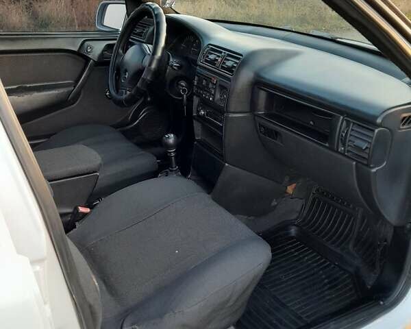 Белый Опель Вектра, объемом двигателя 2 л и пробегом 360 тыс. км за 1400 $, фото 8 на Automoto.ua