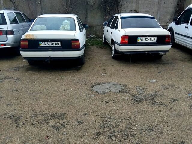 Белый Опель Вектра, объемом двигателя 1.8 л и пробегом 300 тыс. км за 900 $, фото 1 на Automoto.ua