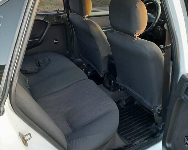 Белый Опель Вектра, объемом двигателя 2 л и пробегом 360 тыс. км за 1400 $, фото 9 на Automoto.ua