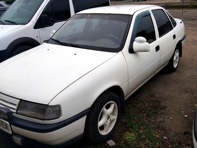 Белый Опель Вектра, объемом двигателя 1.8 л и пробегом 300 тыс. км за 900 $, фото 2 на Automoto.ua