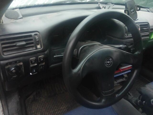 Белый Опель Вектра, объемом двигателя 1.8 л и пробегом 234 тыс. км за 600 $, фото 2 на Automoto.ua