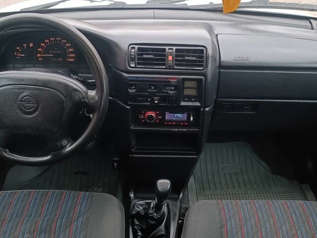 Белый Опель Вектра, объемом двигателя 1.8 л и пробегом 250 тыс. км за 1250 $, фото 14 на Automoto.ua