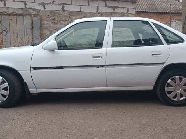 Белый Опель Вектра, объемом двигателя 1.8 л и пробегом 250 тыс. км за 1250 $, фото 3 на Automoto.ua
