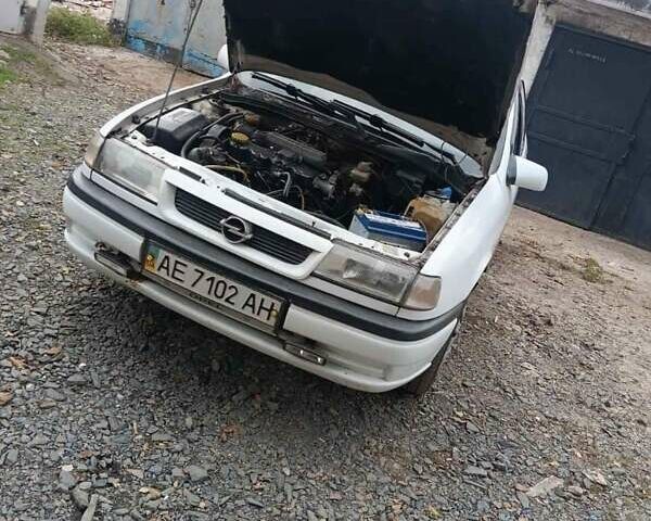 Опель Вектра 1993 у Кривому Розі на Automoto.ua Білий Опель Вектра, об'ємом двигуна 1.7 л та пробігом 500 тис. км за 2300 $, фото 1 на Automoto.ua