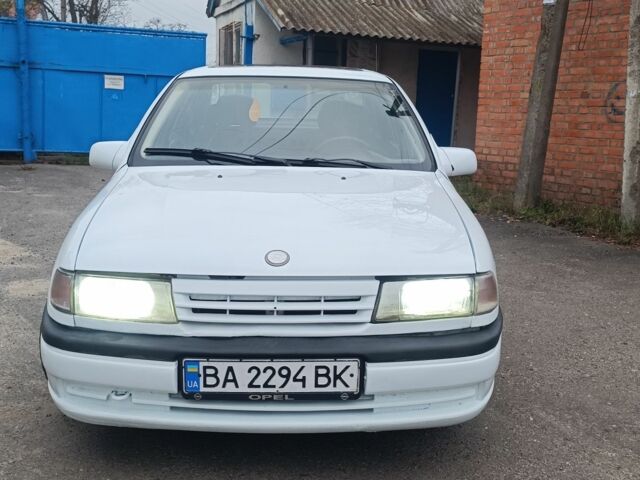 Белый Опель Вектра, объемом двигателя 1.8 л и пробегом 250 тыс. км за 1250 $, фото 1 на Automoto.ua