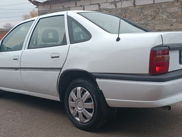 Белый Опель Вектра, объемом двигателя 1.8 л и пробегом 250 тыс. км за 1250 $, фото 4 на Automoto.ua