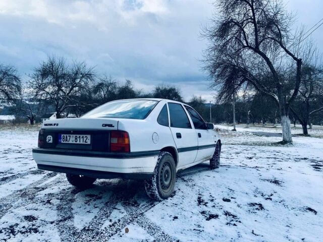 Белый Опель Вектра, объемом двигателя 1.7 л и пробегом 320 тыс. км за 1100 $, фото 3 на Automoto.ua